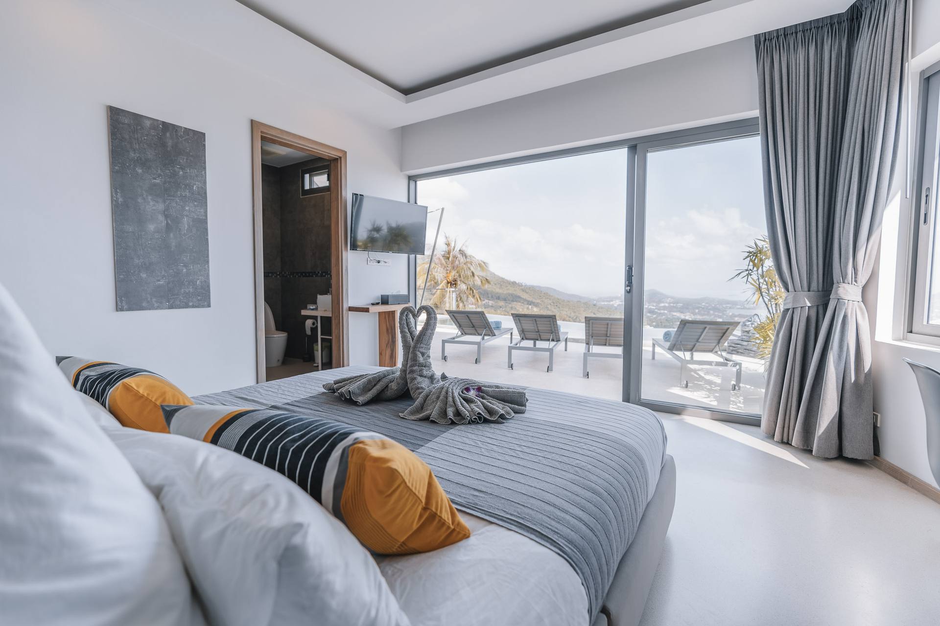 Paradise Villa Eden — Master bedroom with ocean view