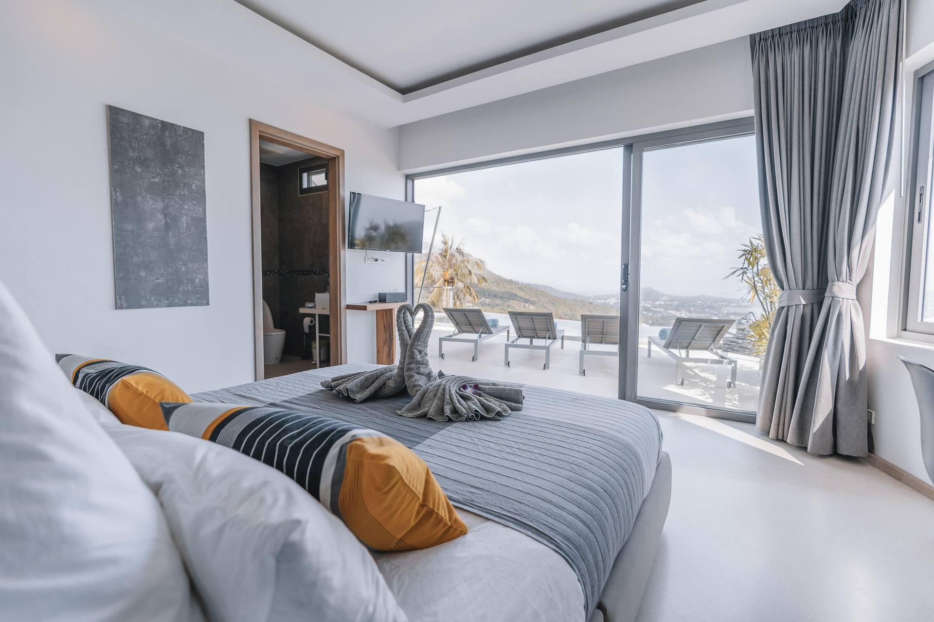 Paradise Villa Eden — Master bedroom with ocean view