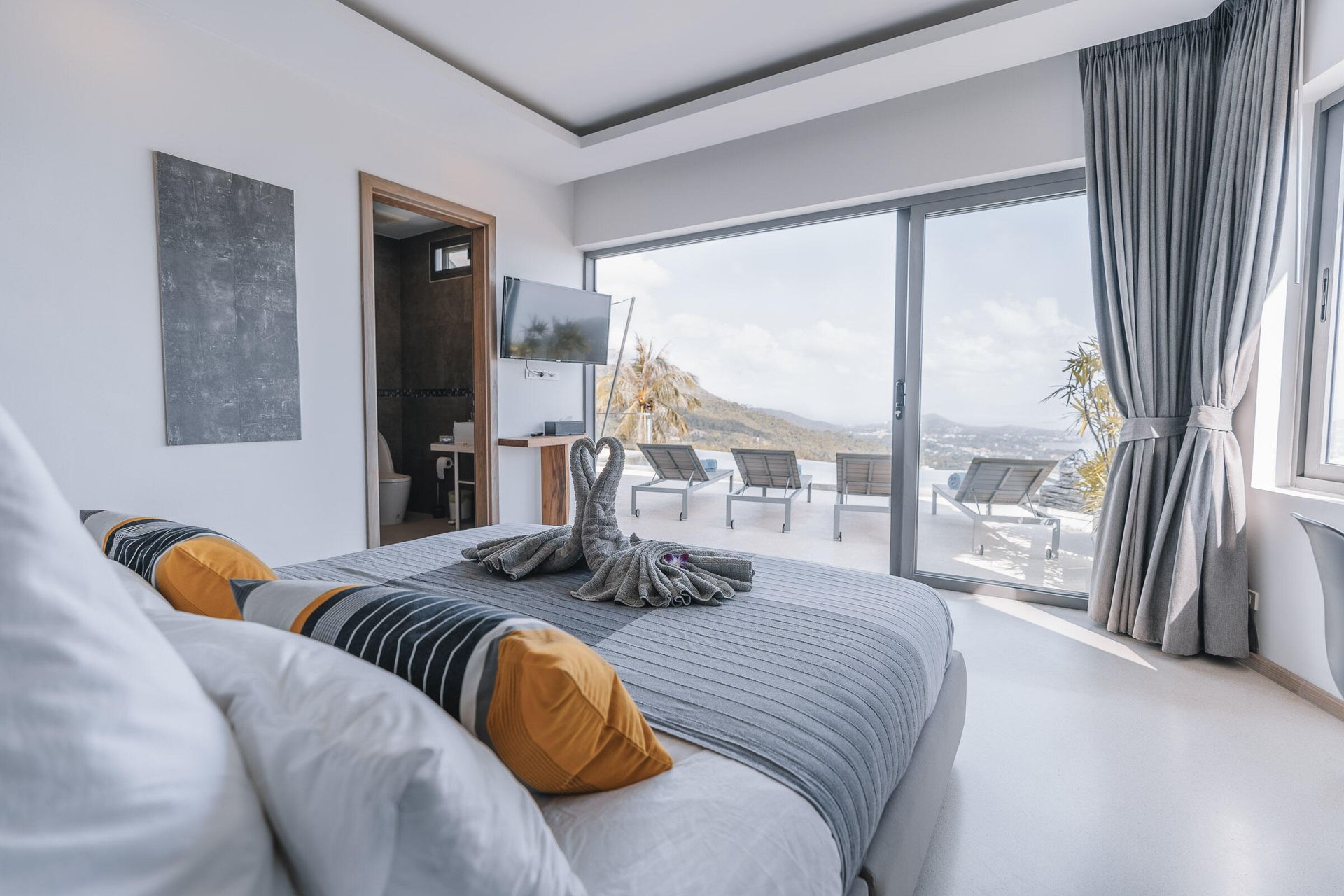 Paradise Villa Eden — Master bedroom with ocean view