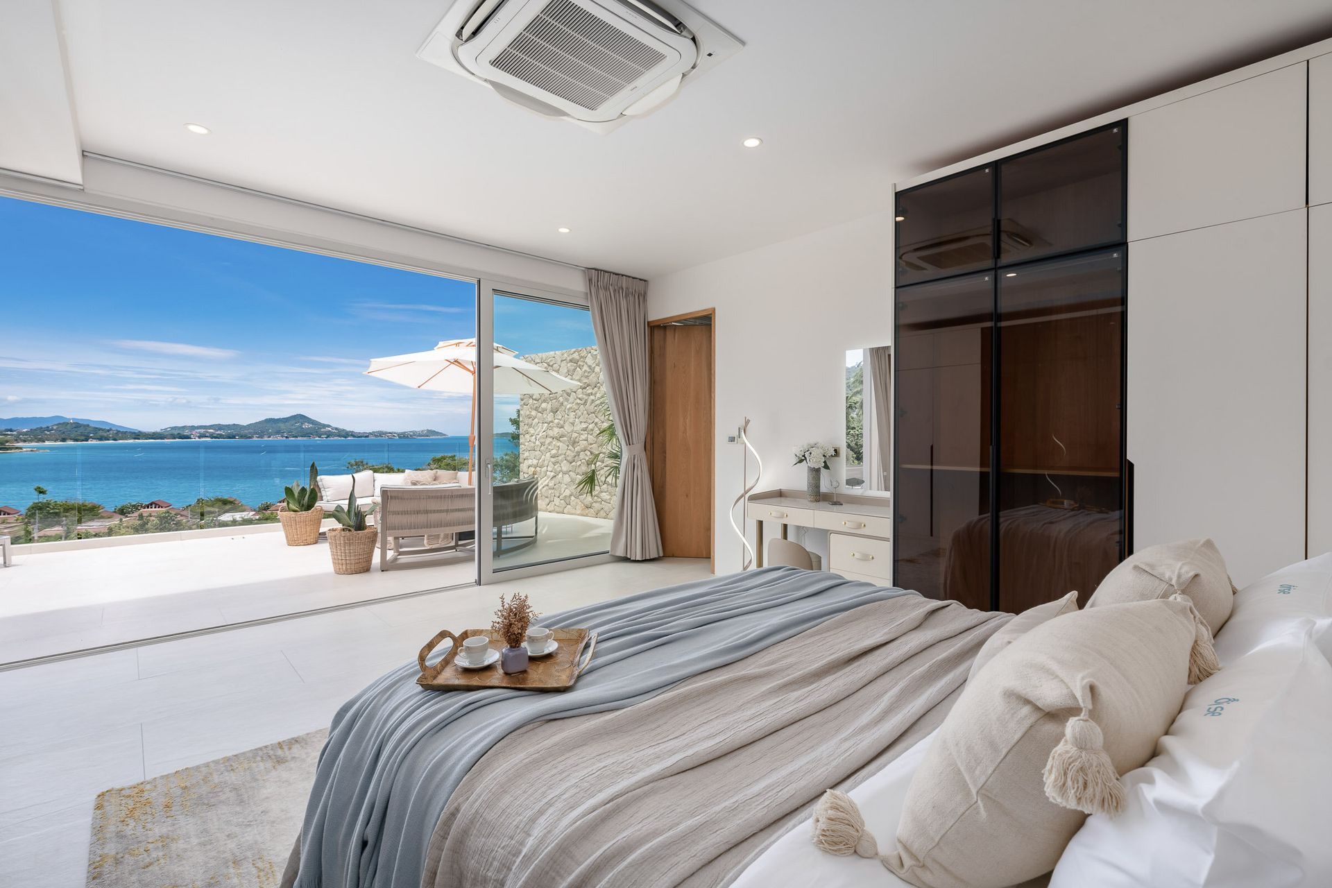 Villa Orise — Master bedroom with panoramic sea view