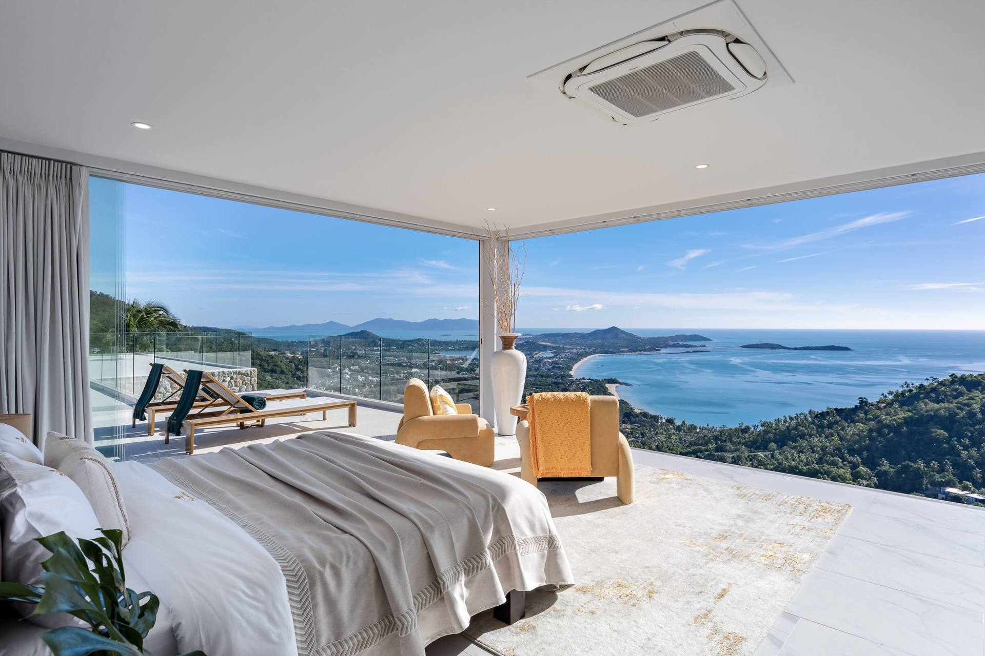 Villa Osho — Master bedroom with panoramic sea view